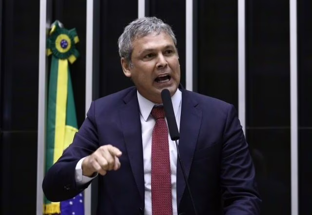 Lindbergh critica domiciliar para Bolsonaro: 
