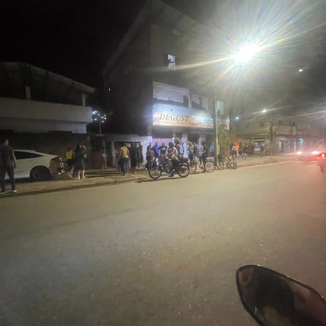 Um dos feridos na sequência de tiros que assustou moradores na noite de terça-feira (24) não resistiu. 