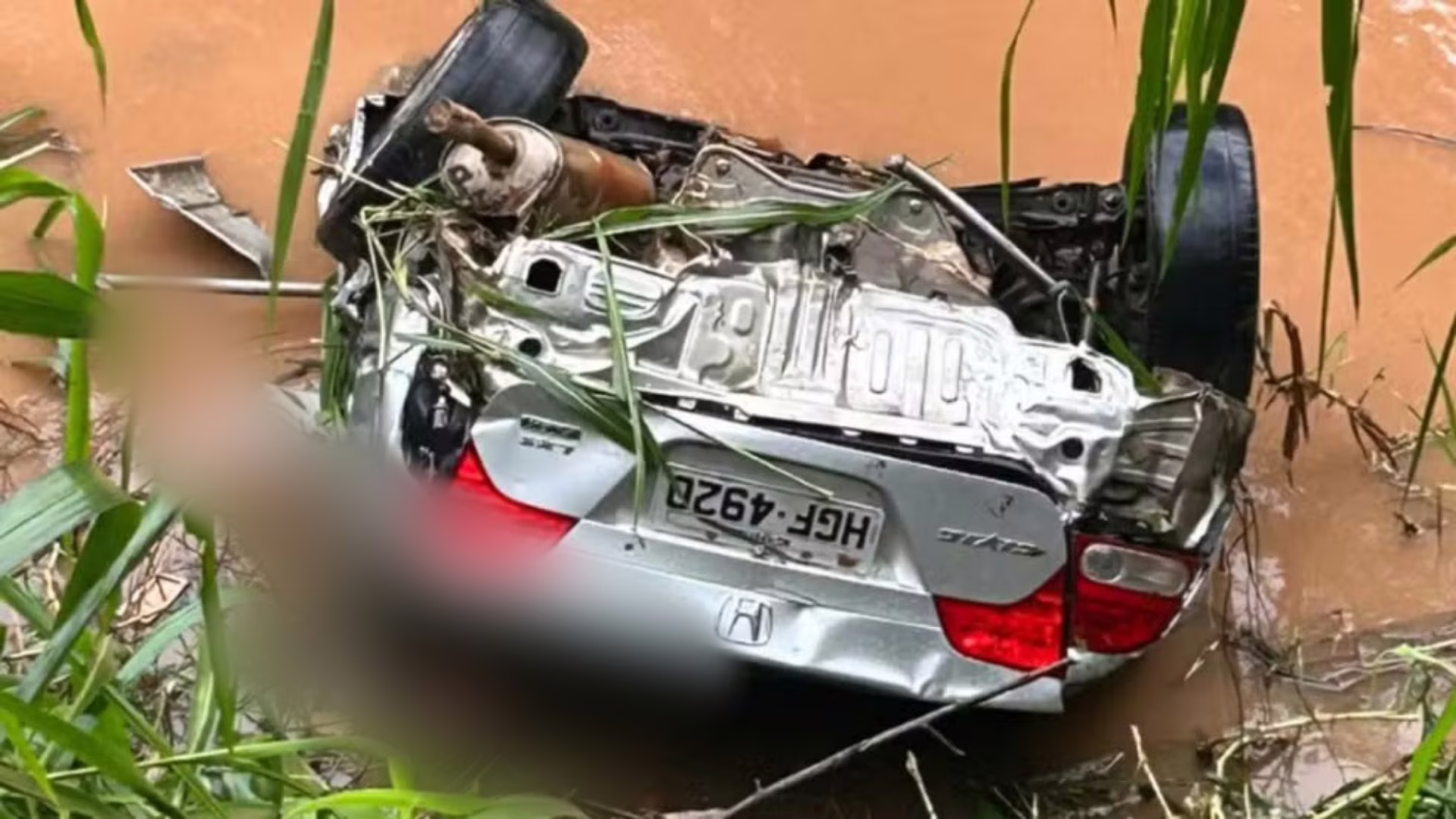 Depois de alegar problemas com o cartão, o motorista teria informado que a situação estava resolvida e, em seguida, todos entraram no veículo. No entanto, ao deixarem o estabelecimento, o condutor arrancou rapidamente e seguiu em alta velocidade.