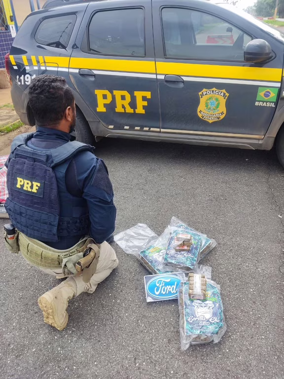 A ação ocorreu durante um comando de fiscalização em um ônibus que fazia a rota São Paulo (SP) x Vitória da Conquista (BA). Durante a inspeção nos passageiros, a equipe identificou um homem com comportamento suspeito, com nervosismo excessivo, fala alterada e informações inconsistentes sobre a viagem.