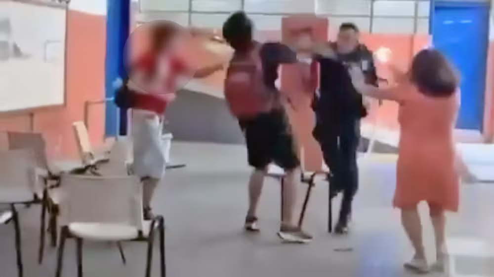 Momento em que o PM derruba um estudante com um soco
