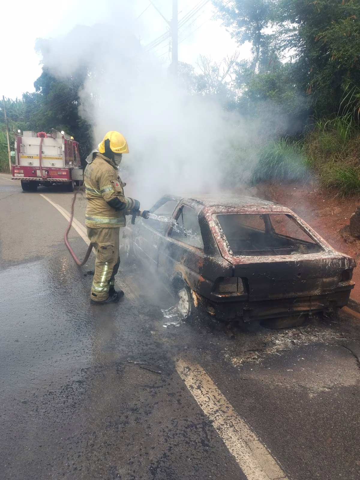 Segundo informações repassadas no local, um Ford Escort de cor vinho foi totalmente consumido pelas chamas, formando uma densa coluna de fumaça que dificultou a visibilidade de motoristas que trafegavam pela via. 