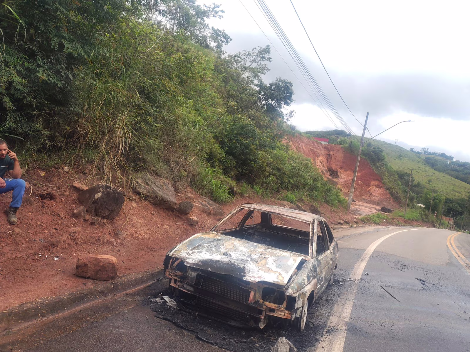 Segundo informações repassadas no local, um Ford Escort de cor vinho foi totalmente consumido pelas chamas, formando uma densa coluna de fumaça que dificultou a visibilidade de motoristas que trafegavam pela via. 