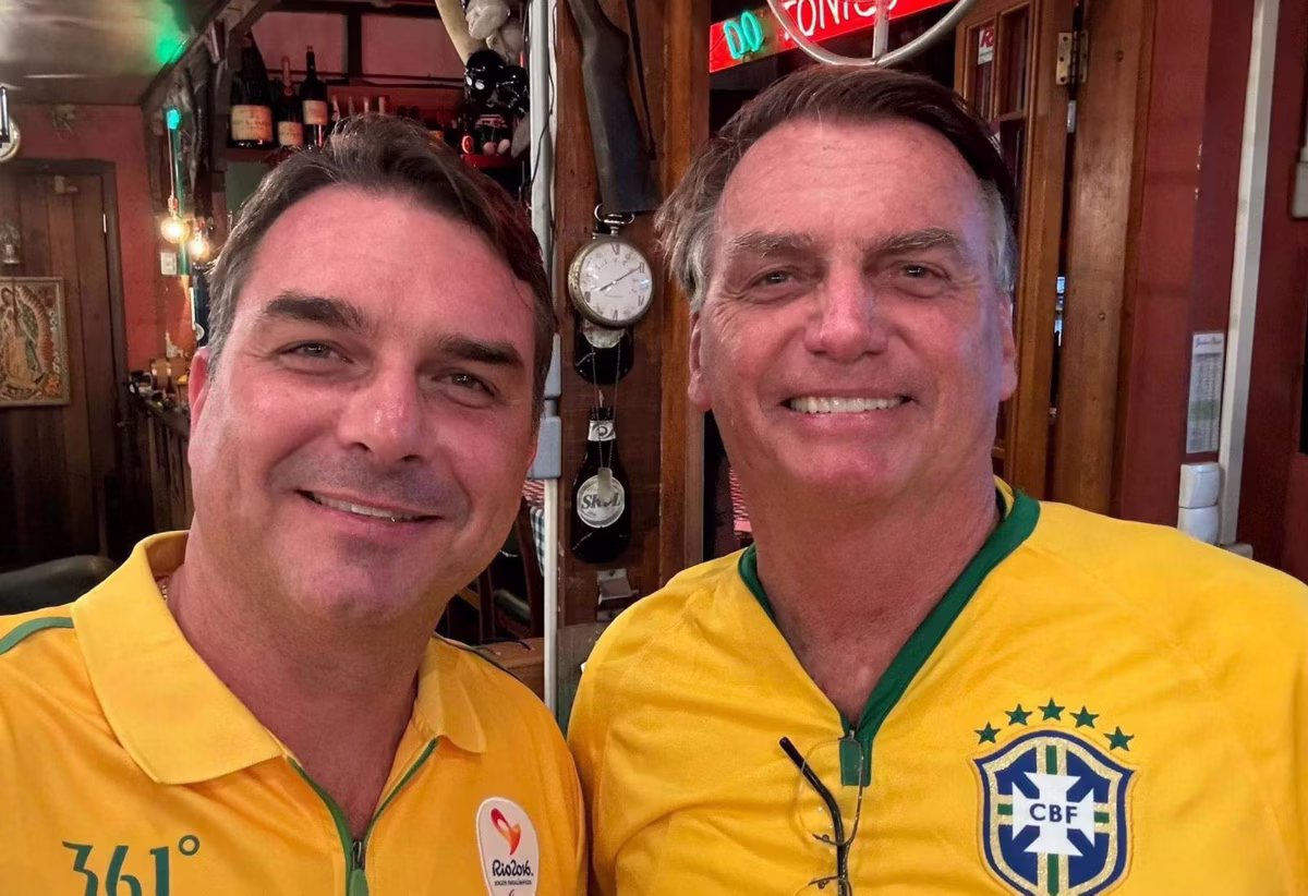 Flávio Bolsonaro atua formalmente como advogado do pai, Jair Bolsonaro, no STF desde o início de março
