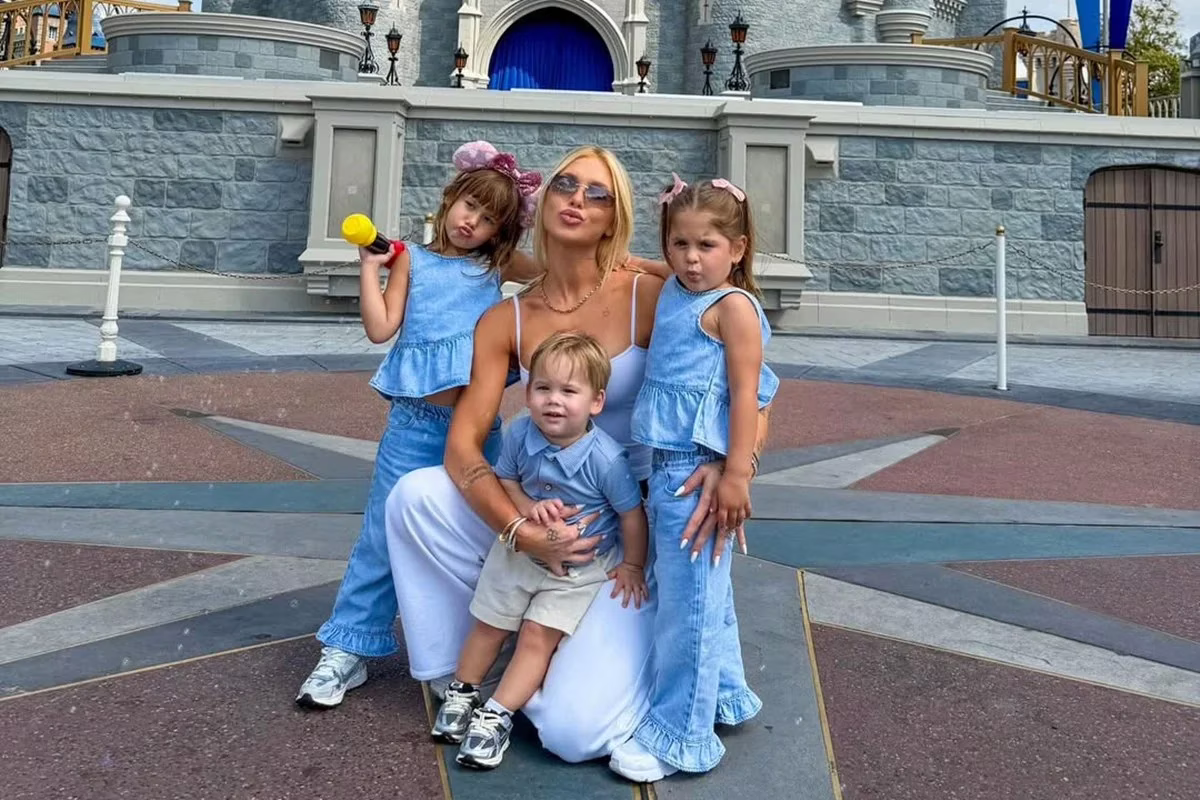 Virginia Fonseca abriu o álbum de fotos da viagem que faz com os três filhos, Maria Alice, Maria Flor e José Leonardo, para a Disney