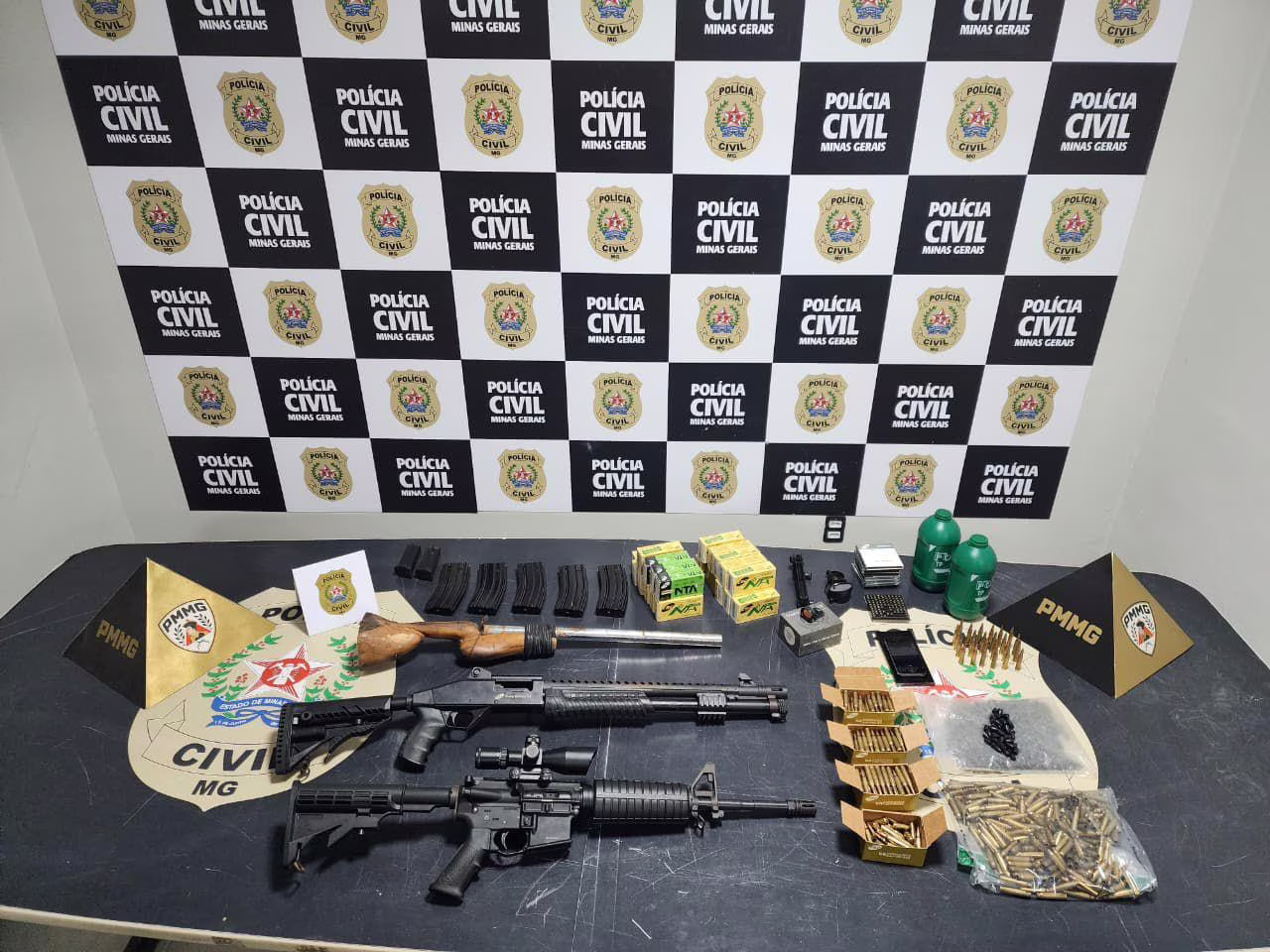 No cumprimento da diligência, foram apreendidos um fuzil calibre 5.56, duas espingardas calibre 12, além de diversas munições, equipamentos de mira e carregadores,