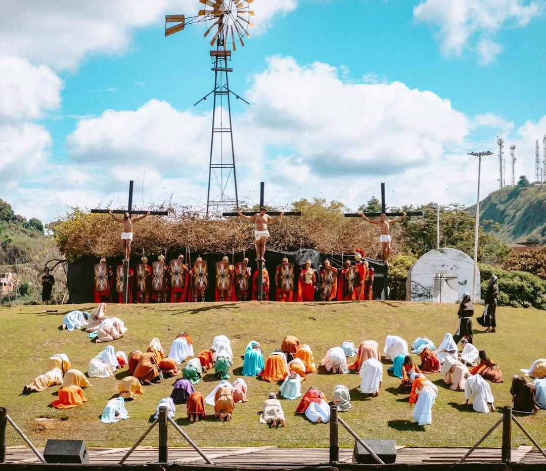 O projeto envolve, ano após ano, dezenas de jovens da região, que participam ativamente de todas as etapas da produção, desde a atuação até os bastidores.