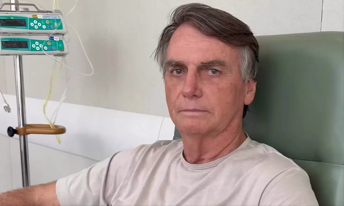 Preso por tentativa de golpe, Bolsonaro segue em tratamento intensivo, sem previsão de alta hospitalar