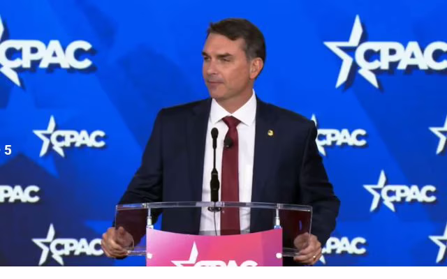 Flávio Bolsonaro discursa no CPAC EUA