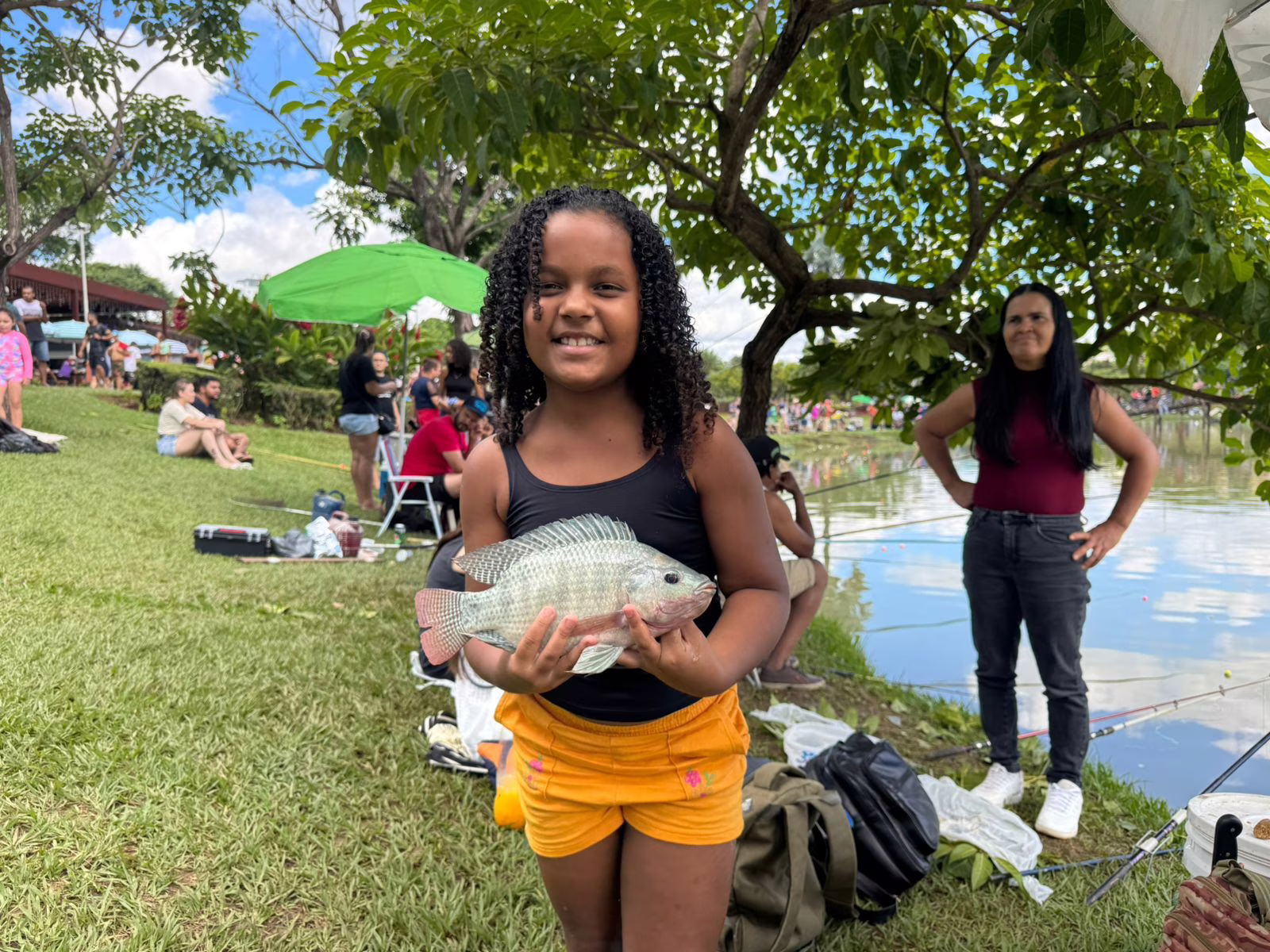A neta de Joel, Laura Madeira, também participou da pesca e capturou uma tilápia. 