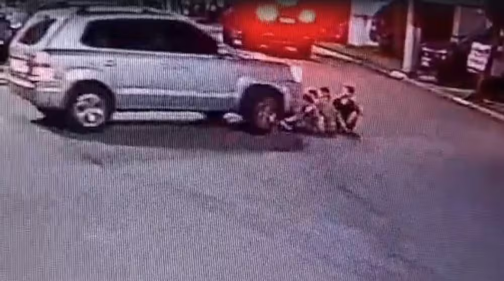 Crianças são atropeladas dentro de condomínio em Guarulhos.