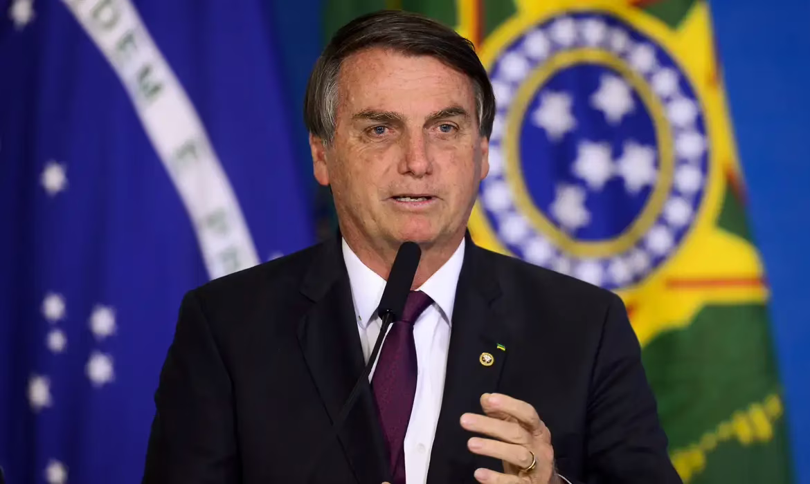 O ex-presidente Jair Bolsonaro está preso em regime domiciliar, em tratamento após uma broncopneumonia.