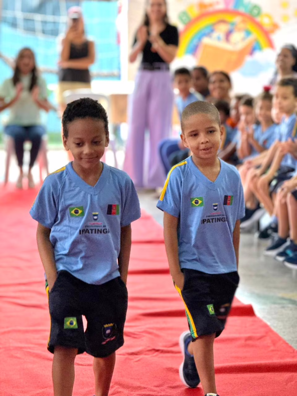 SUGESTÃO DE PAUTA - Ipatinga inicia distribuição de uniformes para 24 mil alunos