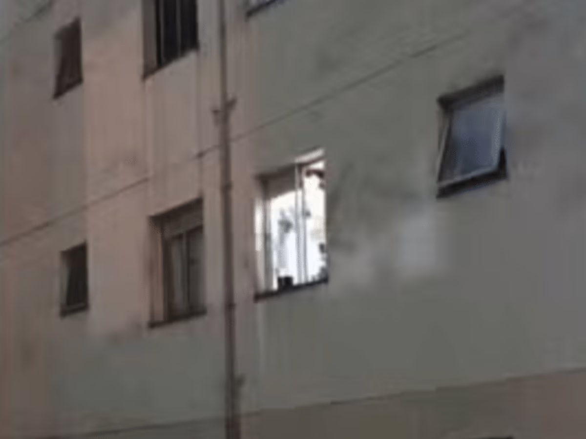 Mulher se joga de janela com filha ao fugir de agressões do marido 