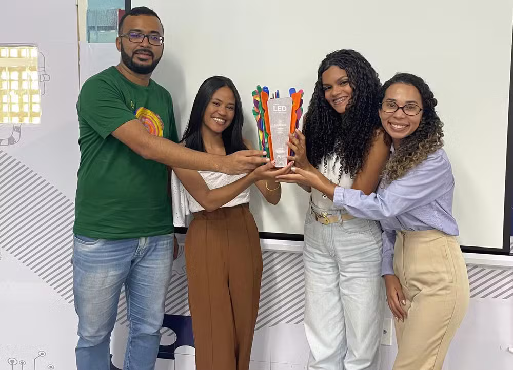 Beatriz Vitória da Silva, seus orientadores e uma das colegas do projeto FiltroPinha