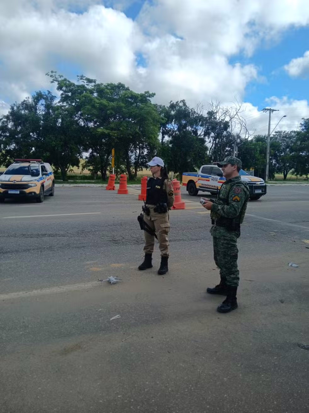 Com foco em reforçar a segurança dos motoristas durante o feriado, a Polícia Militar Rodoviária de Minas Gerais iniciou nesta quarta-feira (1º), em Governador Valadares, a Operação Semana Santa 2026. A ação ocorre em todo o estado e segue até 5 de abril, com intensificação da fiscalização nas rodovias.