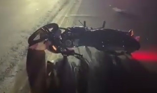 Na sequência, ele foi atingido por um carro, um Onix branco, que trafegava no sentido oposto e acabou passando sobre a vítima.