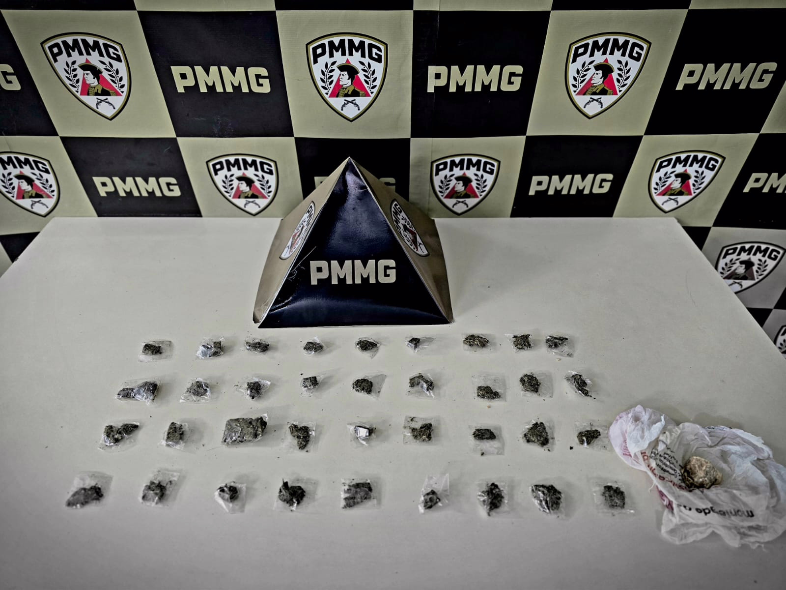 Segundo a síntese da corporação, os militares viram um indivíduo em atitude suspeita que, ao perceber a presença da viatura, desobedeceu à ordem de parada e tentou fugir.