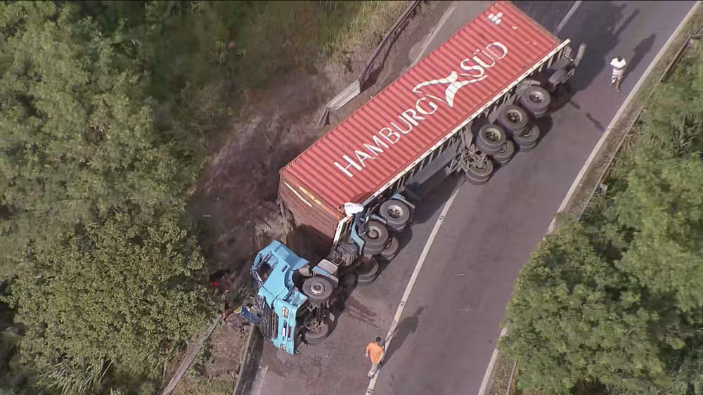Acidentes bloqueiam a Rio-Santos no acesso à Avenida Brasil, na altura de Itaguaí