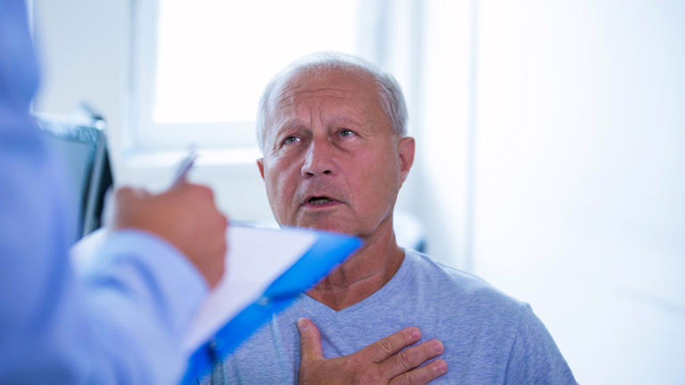 Gripe avança antes do esperado e internações de idosos disparam 153%