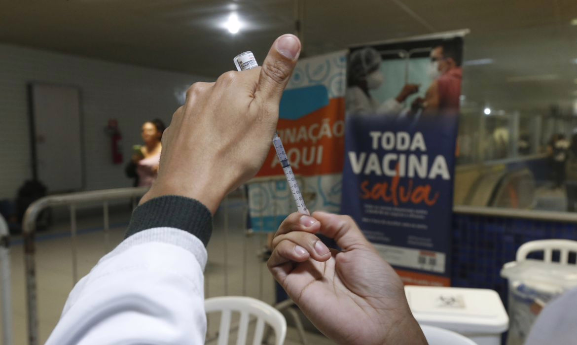 Além da vacina contra a gripe, o calendário inclui imunizantes importantes para a prevenção de doenças respiratórias, como covid-19, pneumocócica e Haemophilus influenzae tipo b (Hib).