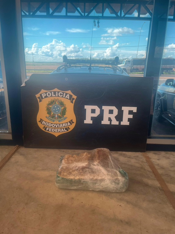 Ao receber ordem de parada em frente à Unidade Operacional, o condutor tentou ignorar a sinalização e seguir viagem. Foi necessária a intervenção direta dos policiais, que se posicionaram para garantir a interrupção da marcha do veículo.