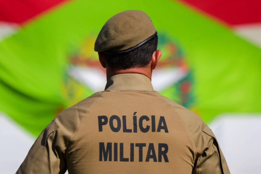 Ao chegarem em Campo Belo do Sul, o grupo anunciou o assalto e imobilizou o motorista com um golpe de “mata-leão”