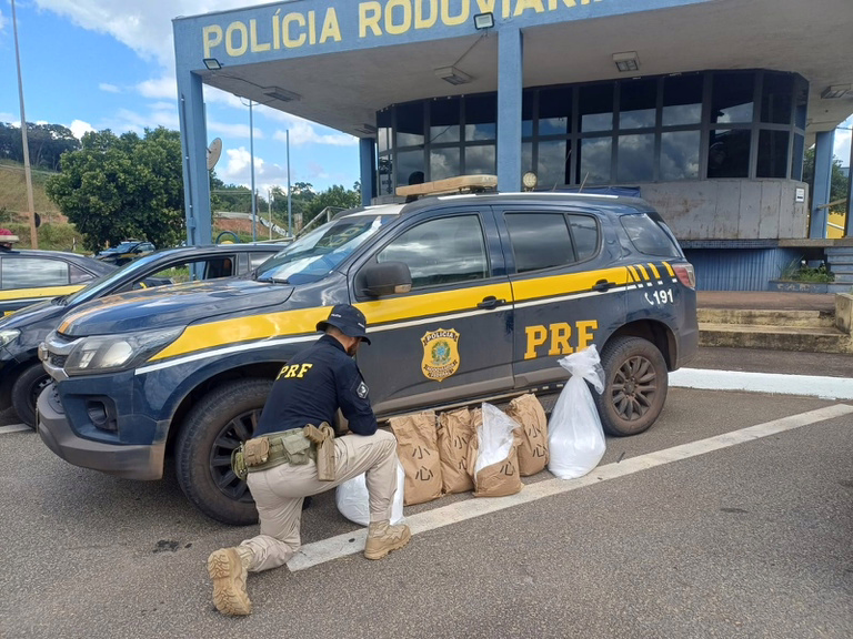 Por volta das 11h15, os policiais visualizaram um automóvel trafegando em velocidade incompatível com a segurança viária no sentido São Paulo (SP) – Belo Horizonte (MG) e realizaram a abordagem. Durante a fiscalização, foi constatado que o condutor estava com o direito de dirigir suspenso.