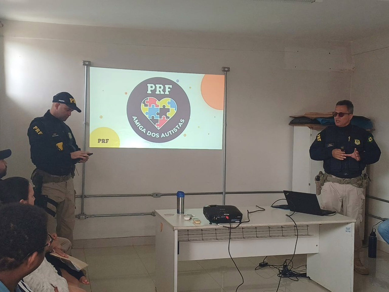 Durante as abordagens, foram ministradas palestras sobre a importância da inclusão, do respeito e da adoção de medidas para garantir a acessibilidade e a segurança de pessoas autistas e suas famílias durante viagens.