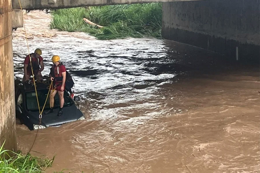 Mulher desapareceu após perder o controle do carro e cair no Ribeirão do Enxofre, em Piracicaba. Cidade registrou 78 mm de chuva