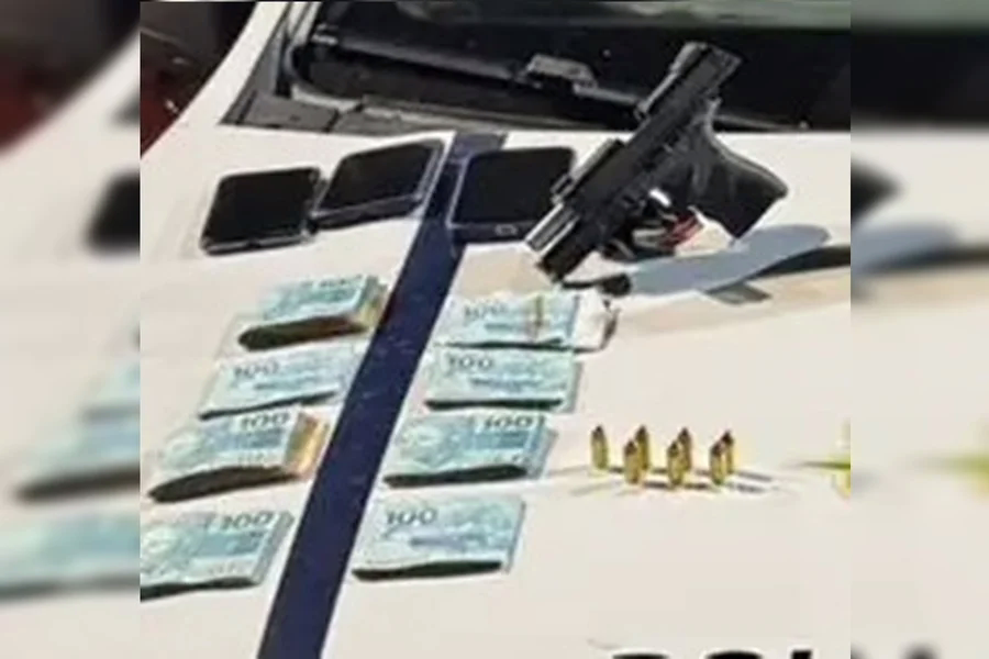 Após a prisão da dupla no cemitério, a polícia encontrou dinheiro, arma, munições e porções de drogas escondidos no carro deles