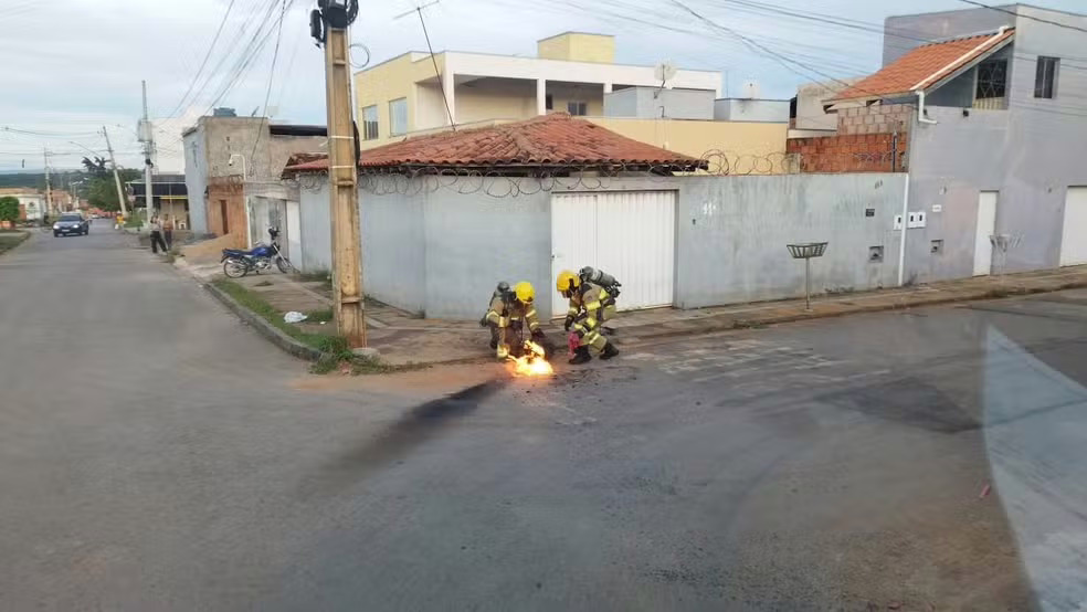 De acordo com o Corpo de Bombeiros Militar de Minas Gerais, o homem chegou ao imóvel, que estava totalmente fechado, e desconfiou do vazamento ao sentir forte cheiro de gás. Ao acender o isqueiro para confirmar a suspeita, as chamas começaram imediatamente.