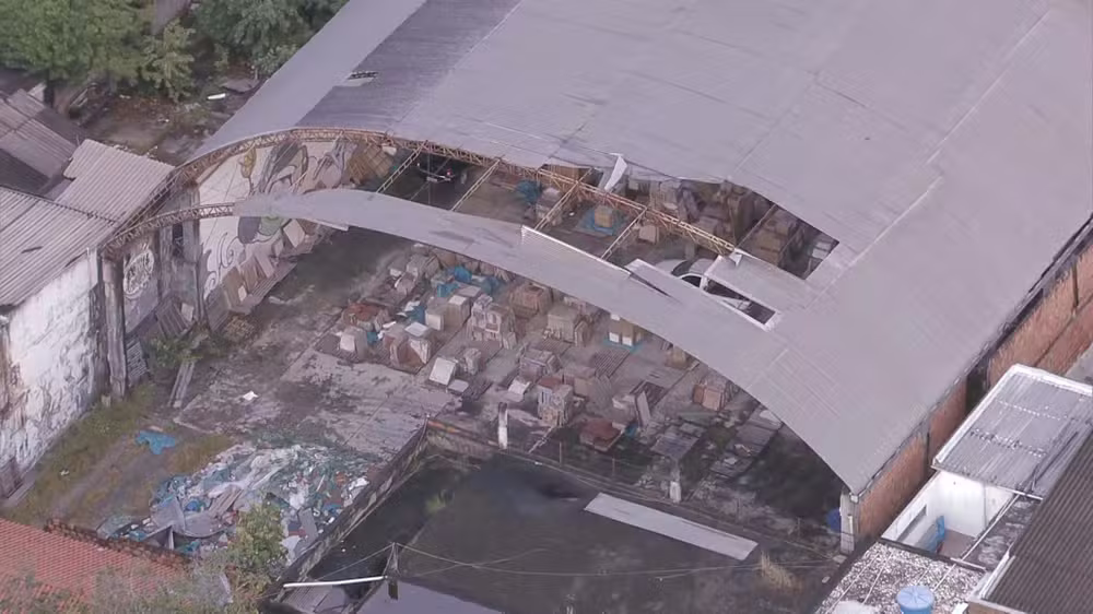 Galpão ficou com buracos após vendaval