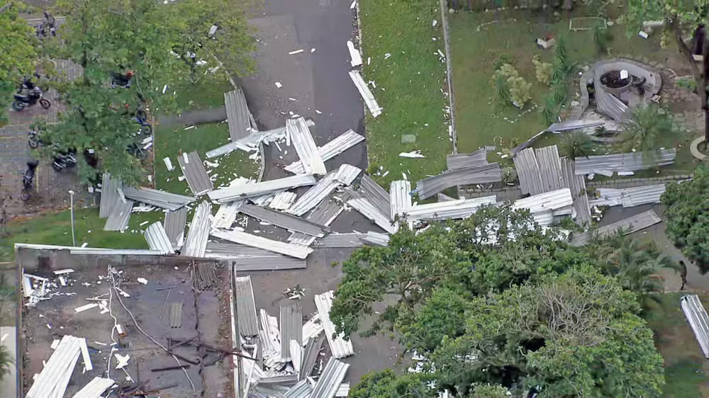 O prédio da Artilharia Paraquedista ficou quase sem telhas