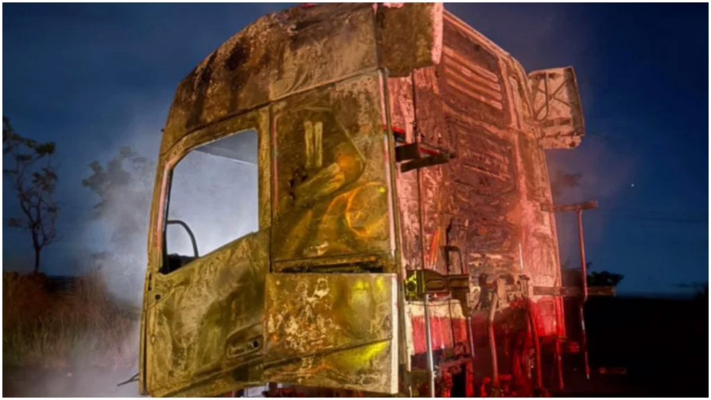 Motorista percebe fumaça e desacopla cavalo de carreta em MG antes de incêndio