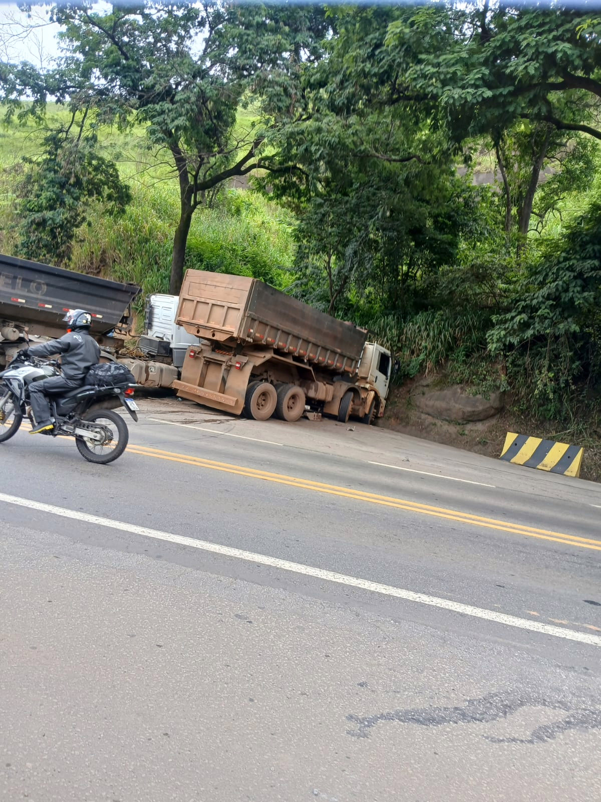 De acordo com as informações disponíveis, o tráfego está sendo realizado em sistema Pare/Siga, o que tem causado congestionamento e filas nos dois sentidos da rodovia