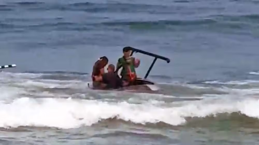 Helicóptero cai na Praia da Barra