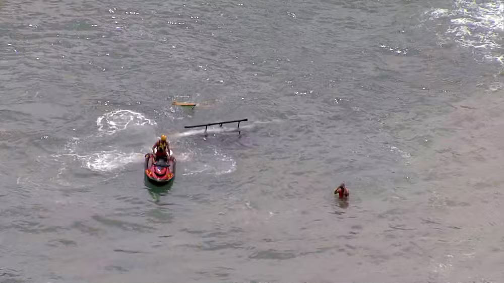 Helicóptero cai na Praia da Barra