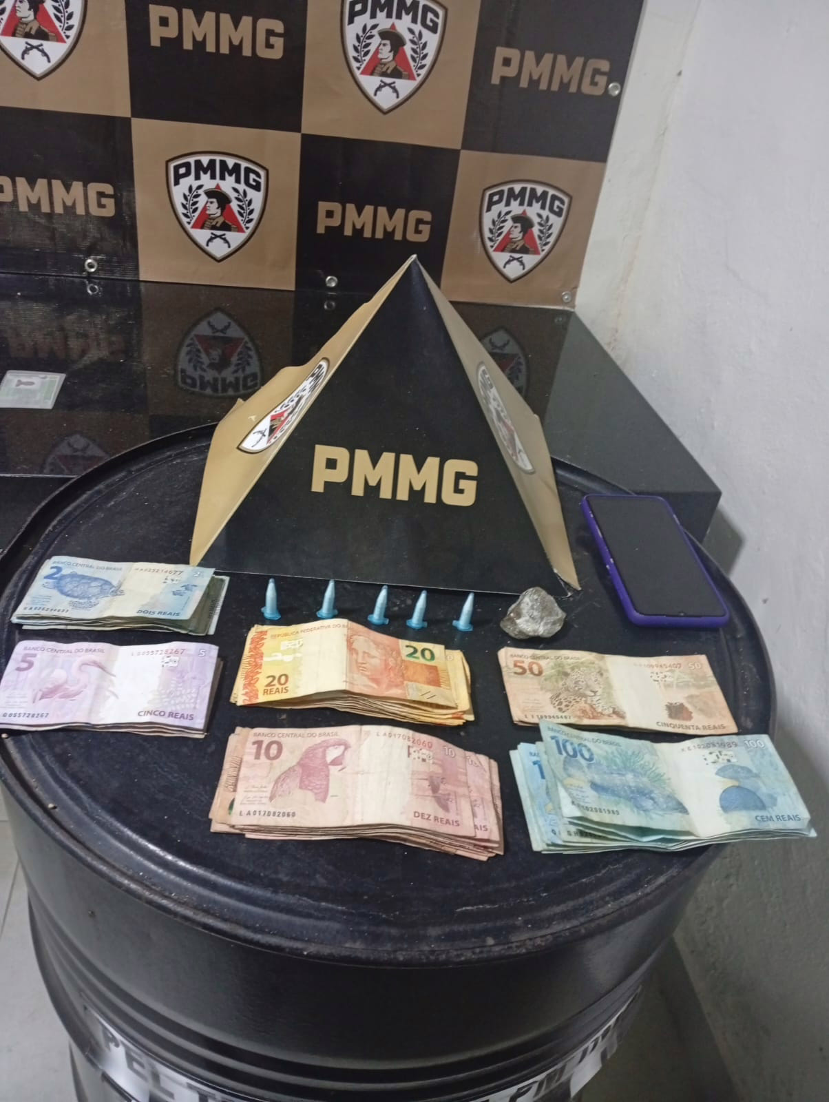 Na ocorrência, foram apreendidos uma motocicleta e um automóvel supostamente utilizados na ação criminosa e na fuga dos autores. A motocicleta conduzida pelo autor preso também foi removida por infrações de trânsito.