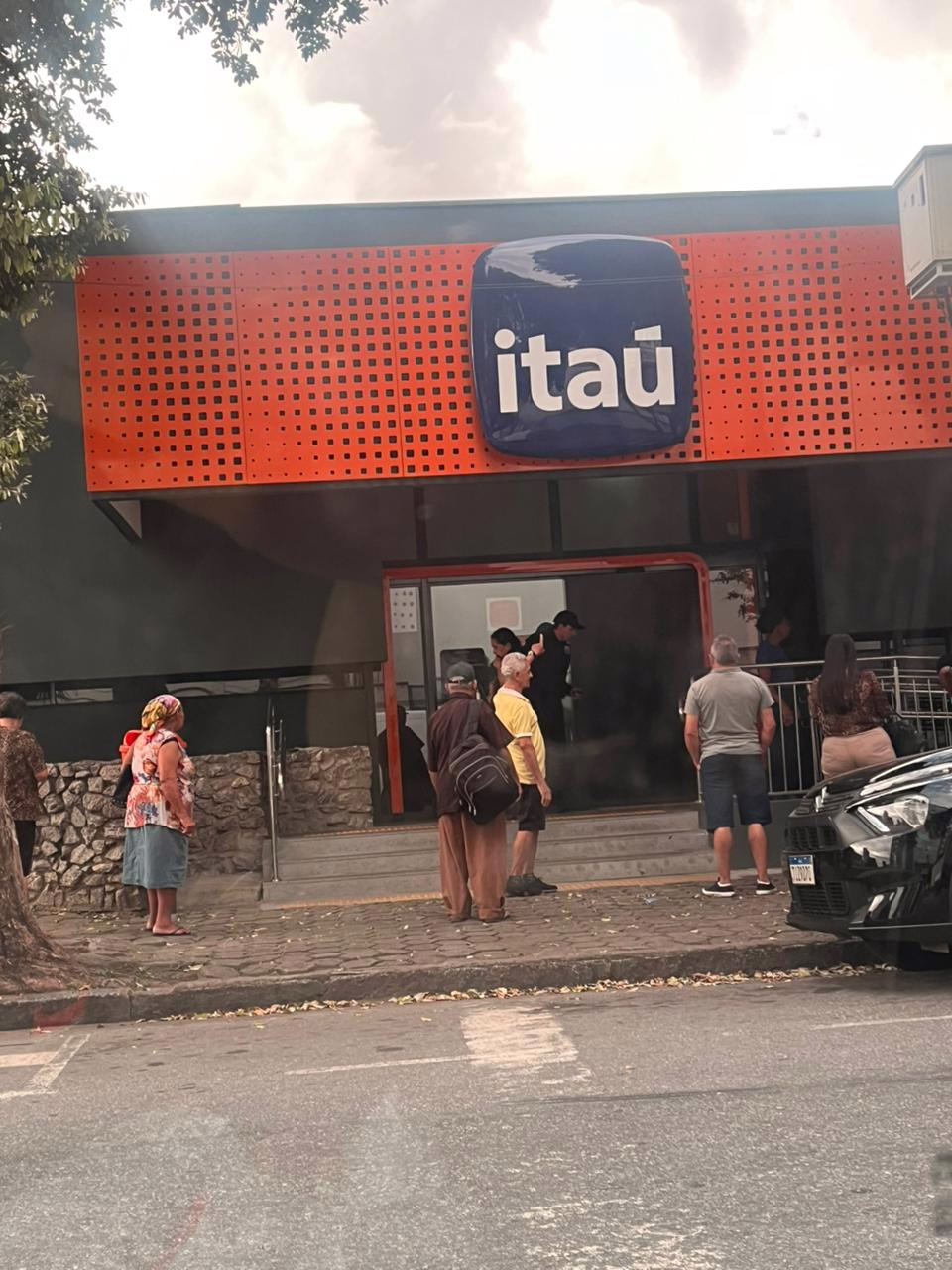 Foi possível ver a fumaça que saia da agência. 