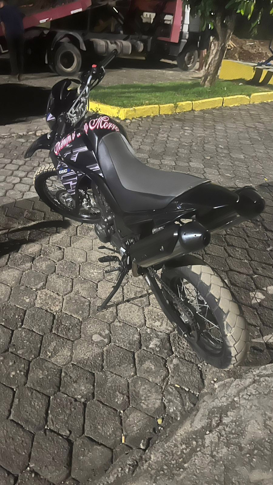 Com o flagrante, foram emitidas ordens de parada, mas os condutores desobedeceram e fugiram das equipes, em uma manobra que, de acordo com a polícia, colocou em risco pedestres e usuários da via.