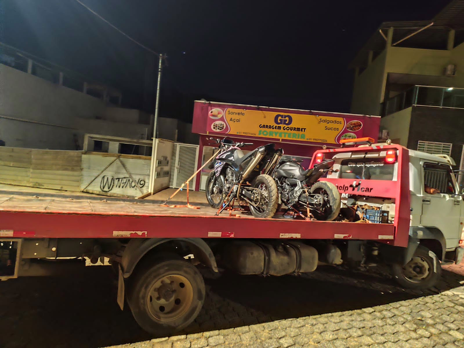 Com o flagrante, foram emitidas ordens de parada, mas os condutores desobedeceram e fugiram das equipes, em uma manobra que, de acordo com a polícia, colocou em risco pedestres e usuários da via.