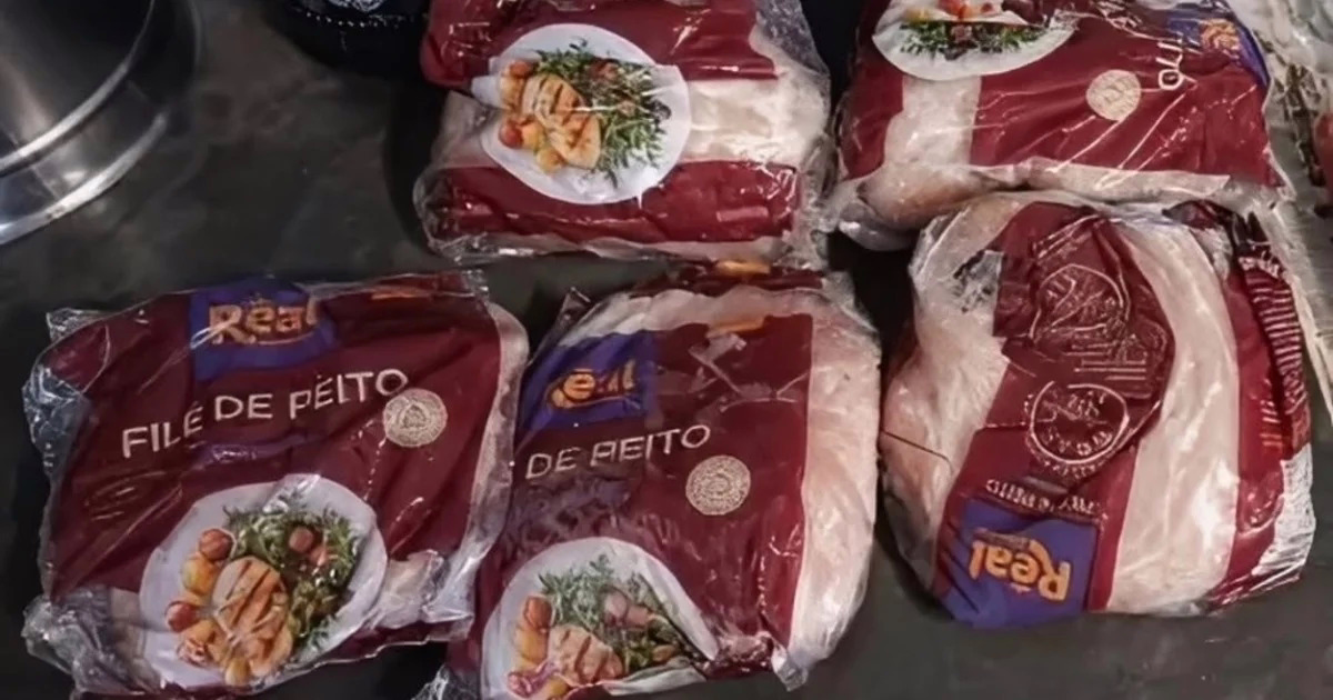 Durante patrulhamento, os militares receberam informações sobre a invasão e se deslocaram até o local. Ao fazerem buscas no interior da escola, encontraram o homem na cozinha, onde ele já havia separado diversos itens para levar.