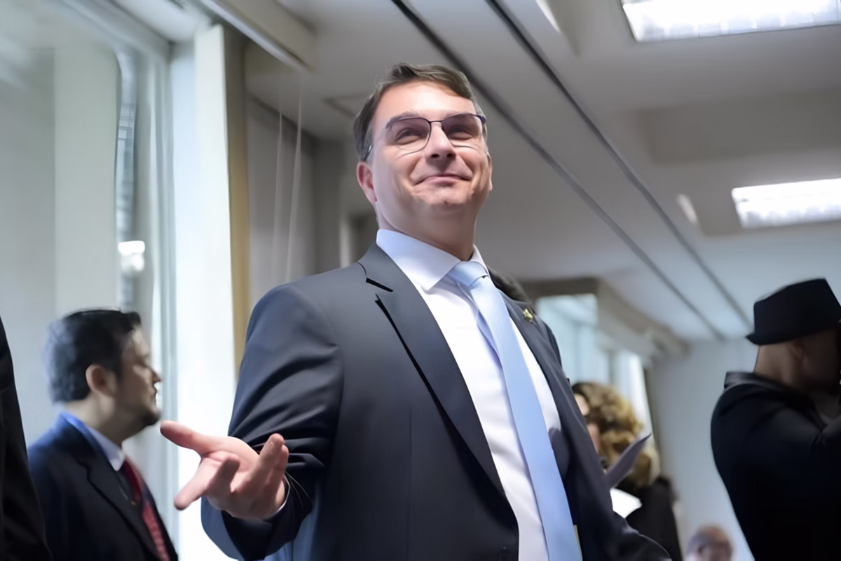 Flávio Bolsonaro diz que trabalhará pelo fim do instituto da reeleição presidencial