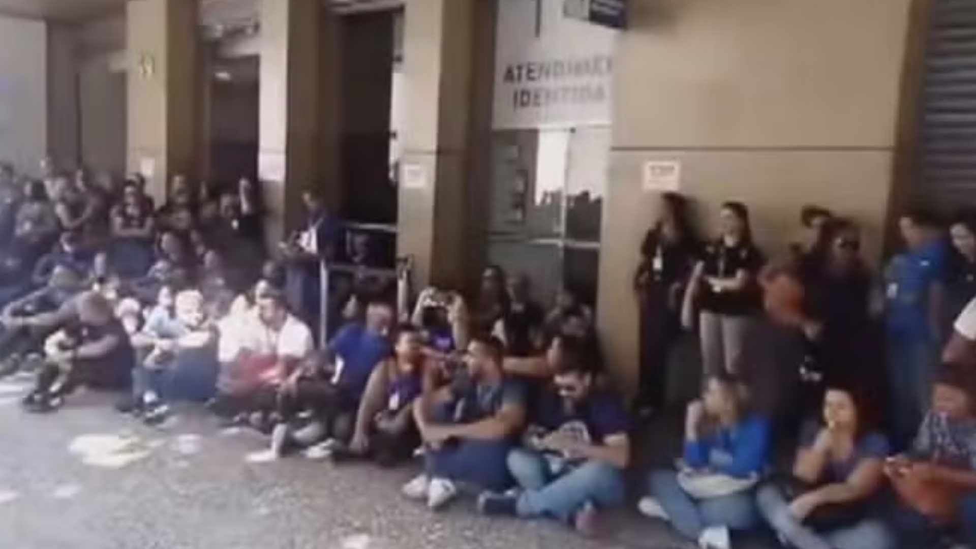 Servidores aguardam em frente ao Detran durante paralisação de servidores, no Rio