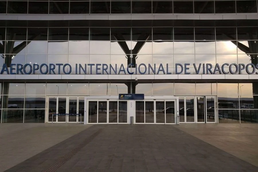 O raio atingiu um para-raios localizado em um dos pátios de aviões do aeroporto, perto de onde os profissionais estavam trabalhando