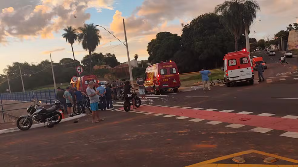 Segundo a PM, motociclista cruzou sem parar e bateu em outra moto, na avenida Pompeu de Toledo, na segunda (6).