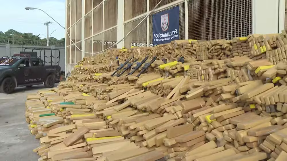 Droga estava escondida em um bunker improvisado no terraço de uma fábrica na Comunidade Nova Holanda