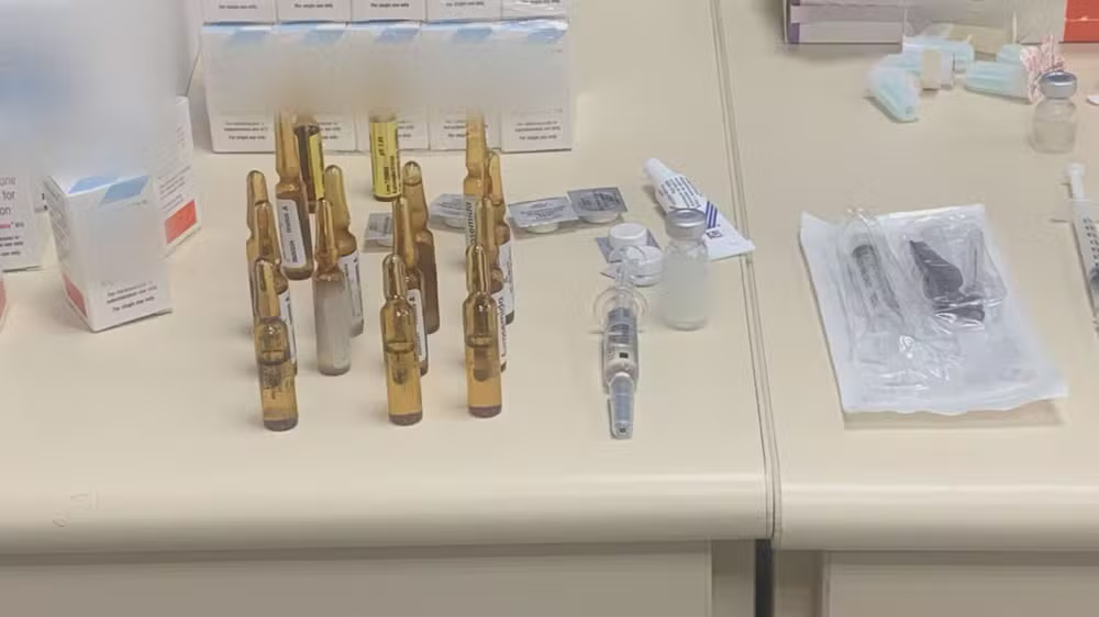 Agentes encontraram canetas emagrecedoras de uso, distribuição e comercialização proibidos no Brasil pela Anvisa, além de hormônios importados sem registro e medicamentos vencidos em clínica em São Conrado
