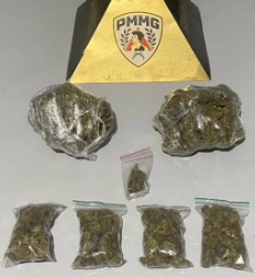 Na operação, foram apreendidos cerca de um quilo de maconha do tipo skank, dividido em dois pacotes maiores.
